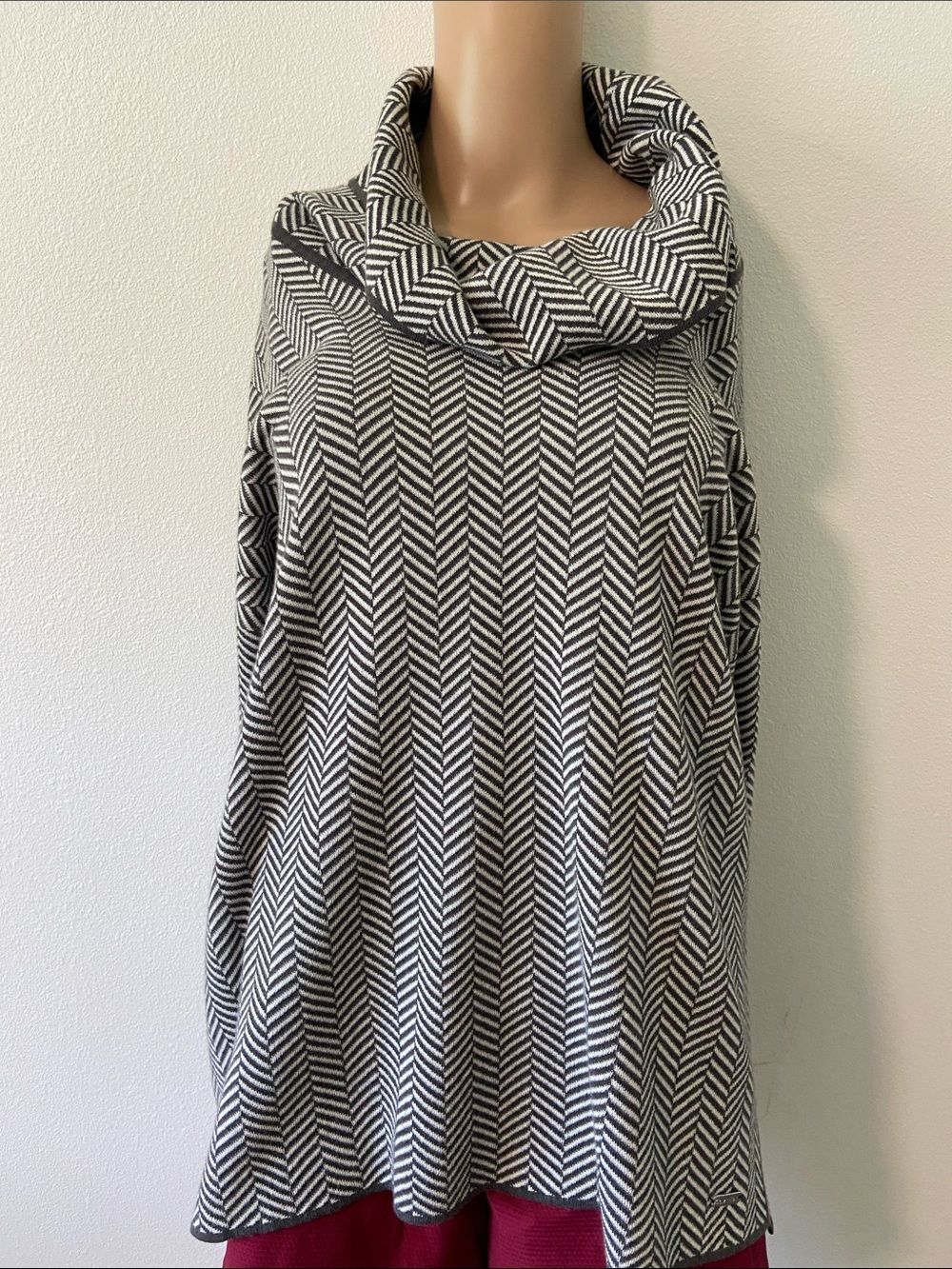 Calvin Klein Gray & White Chevron Cowl Neck Sweater Sz M